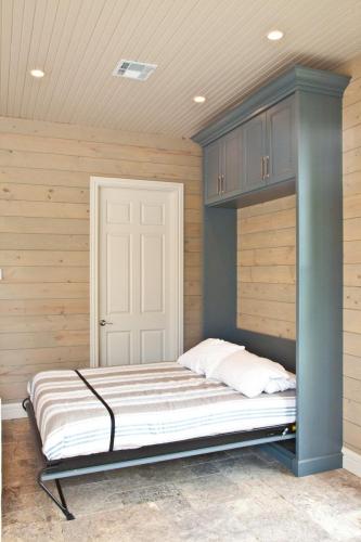 Poolhouse retreat murphy bed